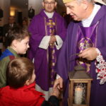 Biskup kielecki Jan Piotrowski przekazał harcerzom Betlejemskie Światło Pokoju / Kamil Król / Radio Kielce