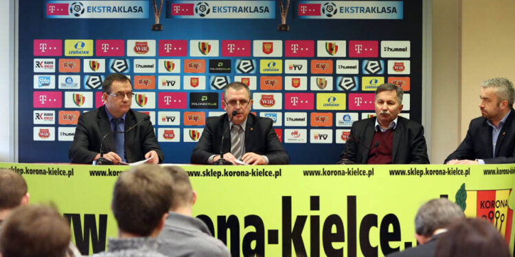 30.12.2014 Kielce Konferencja prasowa Klubu sportowego korona Kielce SA / Stanisław Blinstrub / Radio Kielce