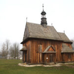 11.12.2014 Tokarnia. Muzeum Wsi Kieleckiej, w kościółku podczas konserwacji bocznych ołtarzy, odkryto pod warstwą farby polichromie. / Krzysztof Żołądek / Radio Kielce