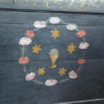 11.12.2014 Tokarnia. Muzeum Wsi Kieleckiej, w kościółku podczas konserwacji bocznych ołtarzy, odkryto pod warstwą farby polichromie. / Krzysztof Żołądek / Radio Kielce