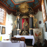 11.12.2014 Tokarnia. Muzeum Wsi Kieleckiej, w kościółku podczas konserwacji bocznych ołtarzy, odkryto pod warstwą farby polichromie. / Krzysztof Żołądek / Radio Kielce