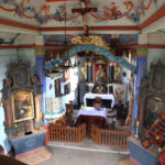 11.12.2014 Tokarnia. Muzeum Wsi Kieleckiej, w kościółku podczas konserwacji bocznych ołtarzy, odkryto pod warstwą farby polichromie. / Krzysztof Żołądek / Radio Kielce