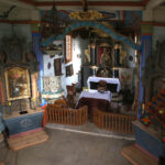 11.12.2014 Tokarnia. Muzeum Wsi Kieleckiej, w kościółku podczas konserwacji bocznych ołtarzy, odkryto pod warstwą farby polichromie. / Krzysztof Żołądek / Radio Kielce