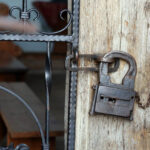 11.12.2014 Tokarnia. Muzeum Wsi Kieleckiej, w kościółku podczas konserwacji bocznych ołtarzy, odkryto pod warstwą farby polichromie. / Krzysztof Żołądek / Radio Kielce