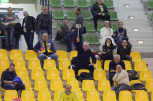 13.12.2014 Kielce. Po meczu piłkarze ręcznych Vive Tauronu Kielce licytowano m.in koszulkę zawodnika Korony Kielce. / Wojciech Habdas / Radio Kielce