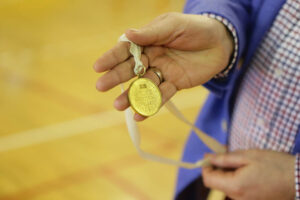 13.12.2014 Kielce. Po meczu piłkarze ręcznych Vive Tauronu Kielce licytowano m.in pierwszy złoty medal Iskry Kielce, uzyskując rekordową sumę 12 tysięcy zł. / Wojciech Habdas / Radio Kielce