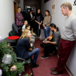 15.12.2014 Kielce. Finał pierwszego dnia akcji "Gwiazdka z nieba". W Studiu Paweł Solarz i młodzież z Siemachy z opiekunami. / Wojciech Habdas / Radio Kielce