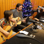 15.12.2014 Kielce. Finał pierwszego dnia akcji "Gwiazdka z nieba". W Studiu Paweł Solarz i młodzież z Siemachy z opiekunami. / Wojciech Habdas / Radio Kielce