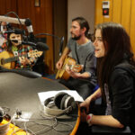 15.12.2014 Kielce. Finał pierwszego dnia akcji "Gwiazdka z nieba". W Studiu Paweł Solarz i młodzież z Siemachy z opiekunami. / Wojciech Habdas / Radio Kielce