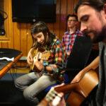 15.12.2014 Kielce. Finał pierwszego dnia akcji "Gwiazdka z nieba". W Studiu Paweł Solarz i młodzież z Siemachy z opiekunami. / Wojciech Habdas / Radio Kielce