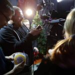 21.11.2014 Kielce. Dziennikarze Radia Kielce, wraz z Olkiem Klepaczem nagrywali teledysk do tegorocznej Pastorałki. / Wojciech Habdas / Radio Kielce