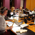 15.12.2014 Kielce. Finał pierwszego dnia akcji "Gwiazdka z nieba". W Studiu Paweł Solarz i młodzież z Siemachy z opiekunami. / Wojciech Habdas / Radio Kielce