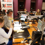 15.12.2014 Kielce. Finał pierwszego dnia akcji "Gwiazdka z nieba". W Studiu Paweł Solarz i młodzież z Siemachy z opiekunami. / Wojciech Habdas / Radio Kielce