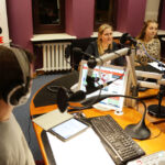 15.12.2014 Kielce. Finał pierwszego dnia akcji "Gwiazdka z nieba". W Studiu Paweł Solarz i młodzież z Siemachy z opiekunami. / Wojciech Habdas / Radio Kielce