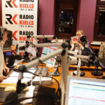 15.12.2014 Kielce. Finał pierwszego dnia akcji "Gwiazdka z nieba". W Studiu Paweł Solarz i młodzież z Siemachy z opiekunami. / Wojciech Habdas / Radio Kielce