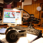 15.12.2014 Kielce. Finał pierwszego dnia akcji "Gwiazdka z nieba". W Studiu Paweł Solarz i młodzież z Siemachy z opiekunami. / Wojciech Habdas / Radio Kielce