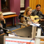 15.12.2014 Kielce. Finał pierwszego dnia akcji "Gwiazdka z nieba". W Studiu Paweł Solarz i młodzież z Siemachy z opiekunami. / Wojciech Habdas / Radio Kielce