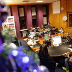 15.12.2014 Kielce. Finał pierwszego dnia akcji "Gwiazdka z nieba". W Studiu Paweł Solarz i młodzież z Siemachy z opiekunami. / Wojciech Habdas / Radio Kielce