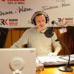 15.12.2014 Kielce. Finał pierwszego dnia akcji "Gwiazdka z nieba". W Studiu Paweł Solarz i młodzież z Siemachy z opiekunami. / Wojciech Habdas / Radio Kielce