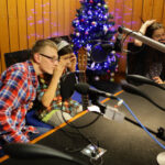 15.12.2014 Kielce. Finał pierwszego dnia akcji "Gwiazdka z nieba". W Studiu Paweł Solarz i młodzież z Siemachy z opiekunami. / Wojciech Habdas / Radio Kielce