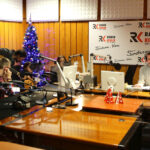 15.12.2014 Kielce. Finał pierwszego dnia akcji "Gwiazdka z nieba". W Studiu Paweł Solarz i młodzież z Siemachy z opiekunami. / Wojciech Habdas / Radio Kielce