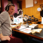 15.12.2014 Kielce. Finał pierwszego dnia akcji "Gwiazdka z nieba". W Studiu Paweł Solarz i młodzież z Siemachy z opiekunami. / Wojciech Habdas / Radio Kielce