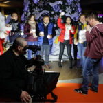 21.11.2014 Kielce. Dziennikarze Radia Kielce, wraz z Olkiem Klepaczem nagrywali teledysk do tegorocznej Pastorałki. / Wojciech Habdas / Radio Kielce