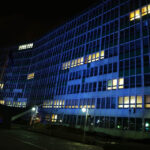 1.12.2014 Kielce. Akcja „Podświetl się na niebiesko dla autyzmu". Urząd Wojewódzki / Wojciech Habdas / Radio Kielce