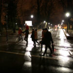 24-25.12.2014 Kielce. Już od 23.30 ludzie zaczęli się schodzić na nabożeństwo. / Wojciech Habdas / Radio Kielce