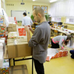 13.12.2014 Kielce. Sztab Szlachetnej  Paczki w IV LO. / Wojciech Habdas / Radio Kielce