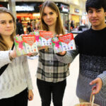 13.12.2014 Kielce. Akcja "Świętokrzyskie z pomocą dla Marty". Zbierają pieniądze na leczenie 4-letniej Marty. / Wojciech Habdas / Radio Kielce