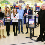 13.12.2014 Kielce. Akcja "Świętokrzyskie z pomocą dla Marty". Zbierają pieniądze na leczenie 4-letniej Marty. / Wojciech Habdas / Radio Kielce