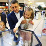 13.12.2014 Kielce. Akcja "Świętokrzyskie z pomocą dla Marty". Zbierają pieniądze na leczenie 4-letniej Marty. / Wojciech Habdas / Radio Kielce