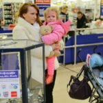 13.12.2014 Kielce. Akcja "Świętokrzyskie z pomocą dla Marty". Zbierają pieniądze na leczenie 4-letniej Marty. / Wojciech Habdas / Radio Kielce