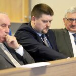 01.12.2014 Pierwsza Sesja Rady Powiatu Kieleckiego - w środku nowy starosta 35-letni Michał Godowski / Radio Kielce