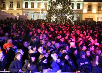 Sylwester Pod Gwiazdami na kieleckim Rynku - tysiące kielczan przed sceną / Stanisław Blinstrub / Radio Kielce