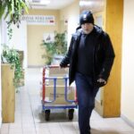 23.12.2014 Dary dla Domu Samotnej Matki i Ofiar Przemocy w Wiernej Rzece - Szef Marketingu Marek Wtorek woził podarowane przez słuchaczy prezenty / Stanisław Blinstrub / Radio Kielce