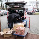 23.12.2014 Dary dla Domu Samotnej Matki i Ofiar Przemocy w Wiernej Rzece - pakowanie darów / Stanisław Blinstrub / Radio Kielce