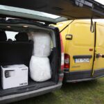 23.12.2014 Dary dla Domu Samotnej Matki i Ofiar Przemocy w Wiernej Rzece - rozładunek samochodów / Stanisław Blinstrub / Radio Kielce