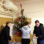 23.12.2014 Dary dla Domu Samotnej Matki i Ofiar Przemocy w Wiernej Rzece - choinka wylicytowana przez Wodociągi Kieleckie już na swoim miejscu. / Stanisław Blinstrub / Radio Kielce