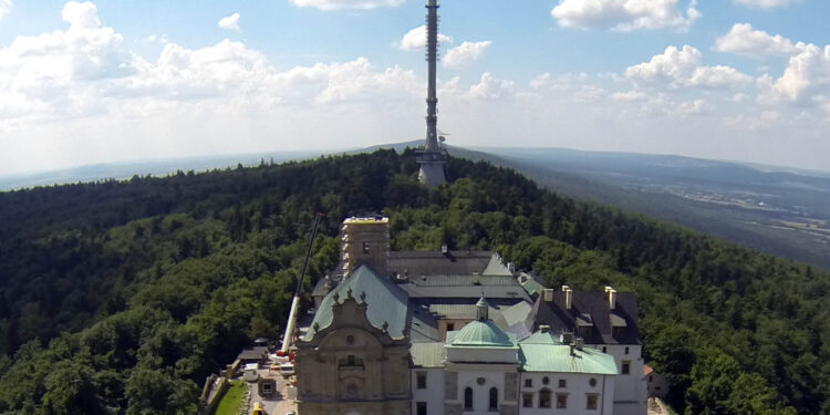 Montaż kopuły wieży klasztoru na Świętym Krzyżu. / Wojciech Habdas / Radio Kielce