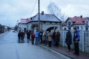 Protest przed kościołem w Gowarczowie (12 stycznia 2014) / Wojciech Habdas / Radio Kielce