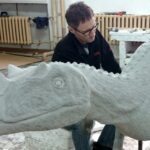Artysta plastyk przy modelowaniu dinozaura.Filia bałtowskiego parku powstanie w Moab (29 stycznia 2015 r.) / Krzysztof Żołądek / Radio Kielce