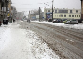 Zimna na ulicach, zalega błoto posniegowe / Stanisław Blinstrub / Radio Kielce