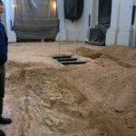 Podczas remontu posadzki w bazylice na Świętym Krzyżu archeologowie odkryli ślady trzech świątyń / Krzysztof Żołądek / Radio Kielce