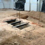 Podczas remontu posadzki w bazylice na Świętym Krzyżu archeologowie odkryli ślady trzech świątyń / Krzysztof Żołądek / Radio Kielce