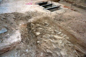 Podczas remontu posadzki w bazylice na Świętym Krzyżu archeologowie odkryli ślady trzech świątyń / Krzysztof Żołądek / Radio Kielce