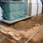 Podczas remontu posadzki w bazylice na Świętym Krzyżu archeologowie odkryli ślady trzech świątyń / Krzysztof Żołądek / Radio Kielce