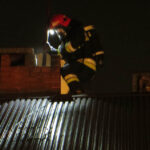 30.1.2015 Kielce. Straż pożarna podczas akcji w domku jednorodzinnym przy ul. Wybranieckiej. Prawdopodobnie niedrożność komina była przyczyną zadymienia w pomieszczeniach. / Wojciech Habdas / Radio Kielce