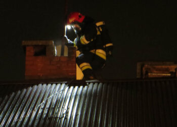 30.1.2015 Kielce. Straż pożarna podczas akcji w domku jednorodzinnym przy ul. Wybranieckiej. Prawdopodobnie niedrożność komina była przyczyną zadymienia w pomieszczeniach. / Wojciech Habdas / Radio Kielce